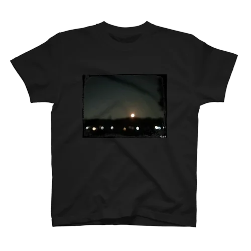 HW&Fと月の浮かぶ夜景写真 スタンダードTシャツ