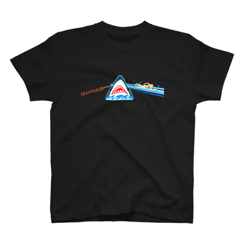 狂気と波ほとばしるサメ Regular Fit T-Shirt