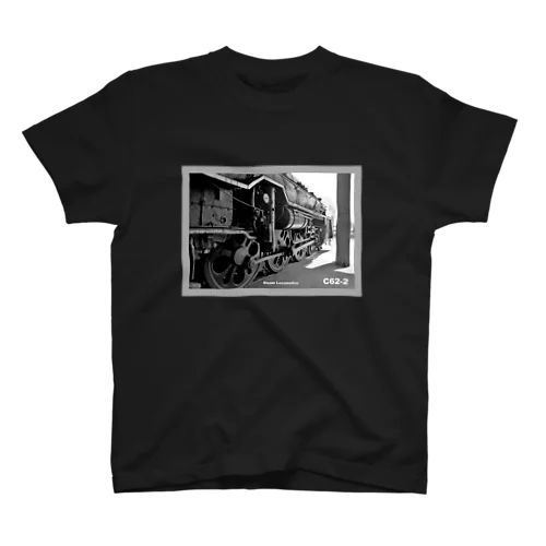 車庫にスタンバイするC622蒸気機関車 （モノクロフォト） Regular Fit T-Shirt