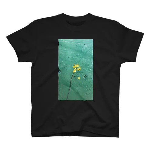 #5 みどりの壁と黄色いお花 Regular Fit T-Shirt