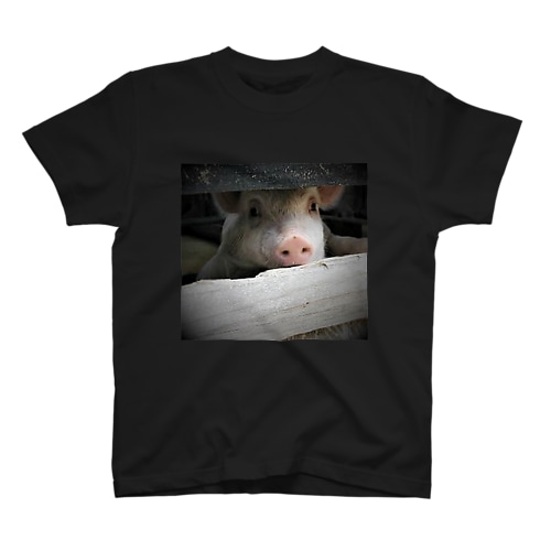 深淵から覗いてくる子豚 Regular Fit T-Shirt