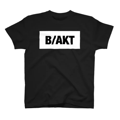 B/AKT　黒文字白背景ロゴ Regular Fit T-Shirt