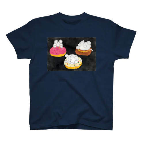 ベッドのドーナツを吟味するねずみくん スタンダードTシャツ