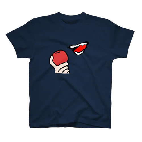 真っ赤な林檎を頬張る Regular Fit T-Shirt