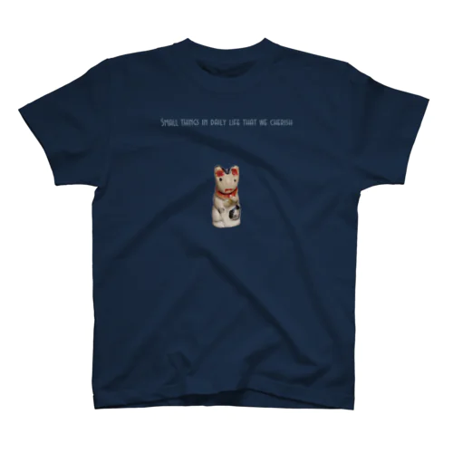 小指の先の招き猫｜スタジオクゥ Regular Fit T-Shirt