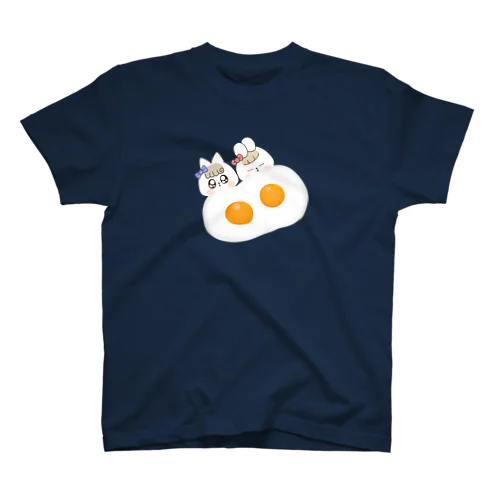 可愛すぎるうさぎと目玉焼きおふとん スタンダードTシャツ