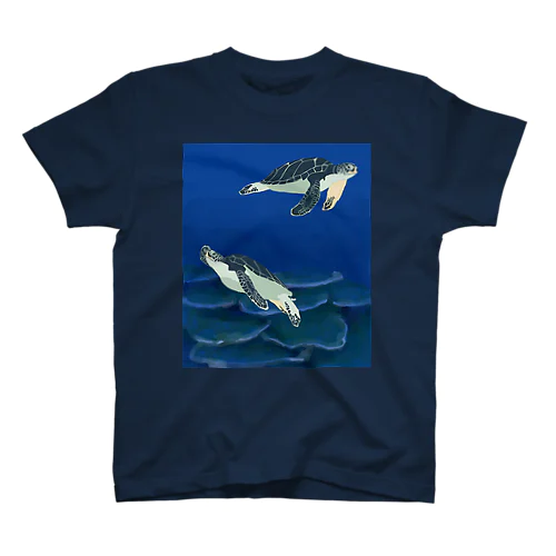 若いアオウミガメ スタンダードTシャツ
