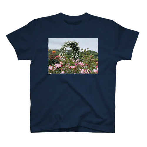 ピンクの薔薇③ Regular Fit T-Shirt