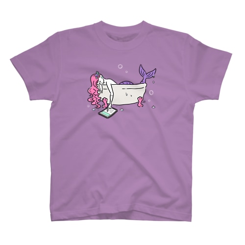 浴室でタブレットを使う人魚【ピンク】 Regular Fit T-Shirt