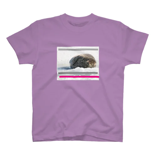 【アザラシ】北の岬にやって来る Regular Fit T-Shirt