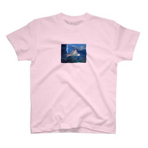 自由に海中を飛ぶ魚＝マンタ Regular Fit T-Shirt