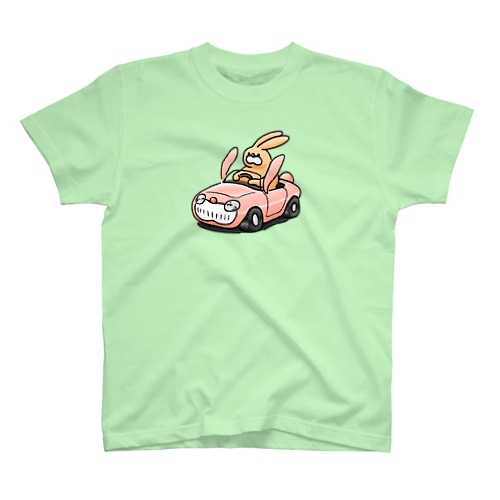 うさぎカーを運転するうさぎ Regular Fit T-Shirt