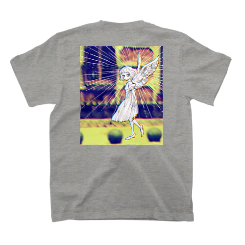 スペイン在住の天使 Regular Fit T-Shirt