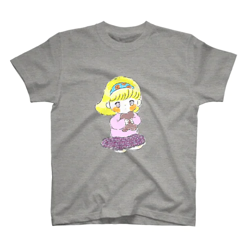 くまのぬいぐるみを抱きしめる女の子 スタンダードTシャツ