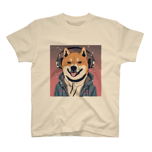 音楽を聴く柴犬 Regular Fit T-Shirt