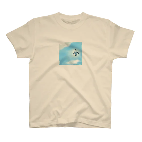 空を泳ぐペンギン Regular Fit T-Shirt
