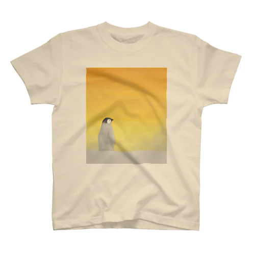 夕日の中の子ペンギン Regular Fit T-Shirt