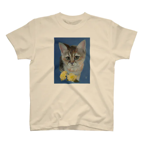 仔猫と幸せの黄色いバラ Regular Fit T-Shirt