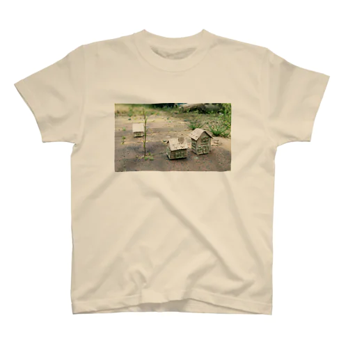 芽吹きの小屋【cardboard house】 Regular Fit T-Shirt