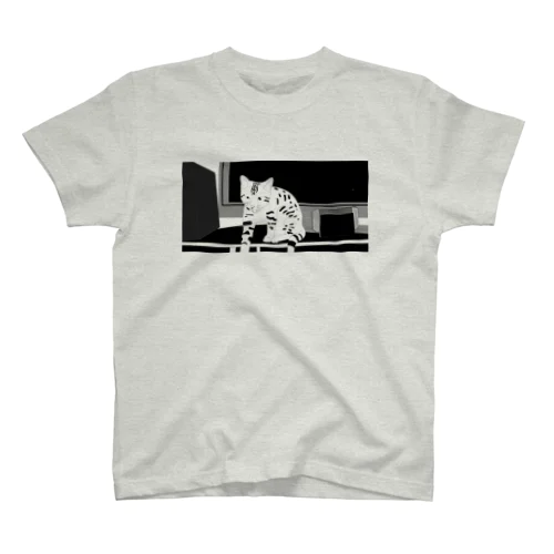 テレビ前のねこ Regular Fit T-Shirt