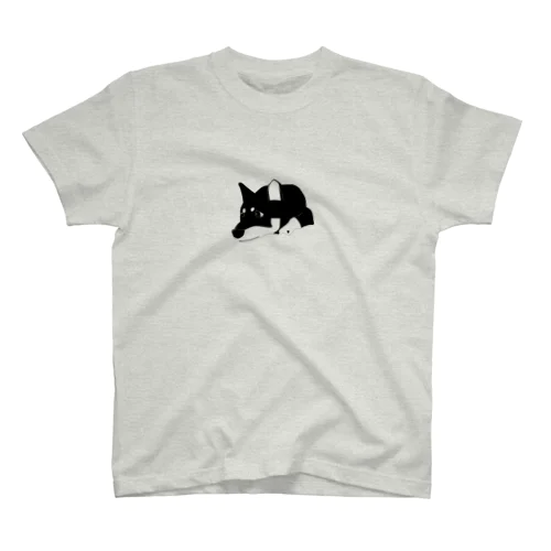 ペタンする黒の柴犬(白文字) Regular Fit T-Shirt