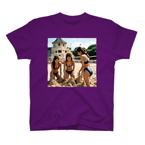 海で出会った女子大生トリオ！砂遊びに夢中 Regular Fit T-Shirt