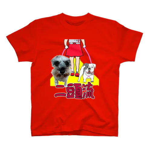 二刀流で二頭の犬を散歩させる野球女子(29歳) Regular Fit T-Shirt