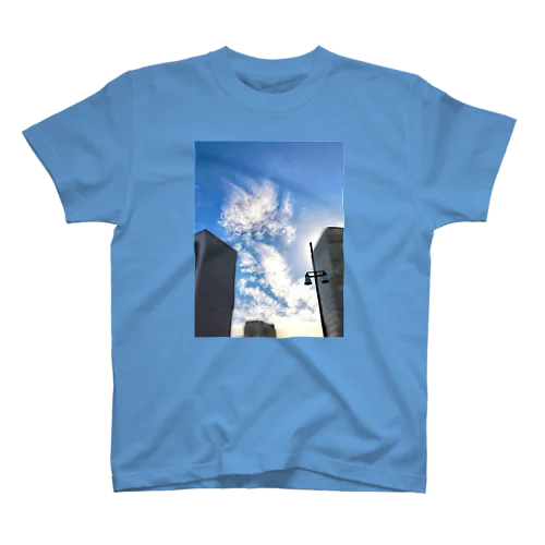 ビルの谷間の龍神雲 Regular Fit T-Shirt