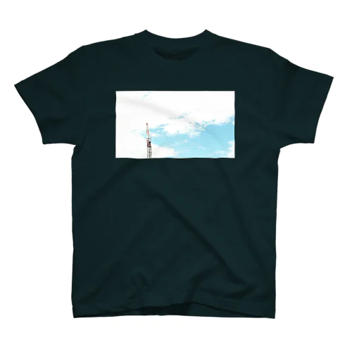 青空とクレーン Regular Fit T-Shirt