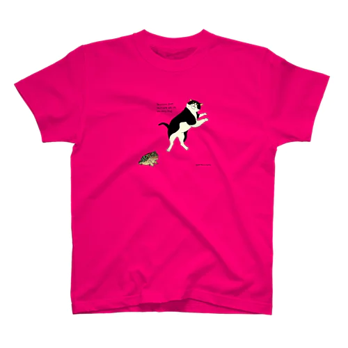 カエルとビビる猫　白黒猫 Regular Fit T-Shirt