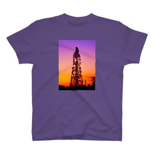 夕焼けの空に伸びる木 Regular Fit T-Shirt