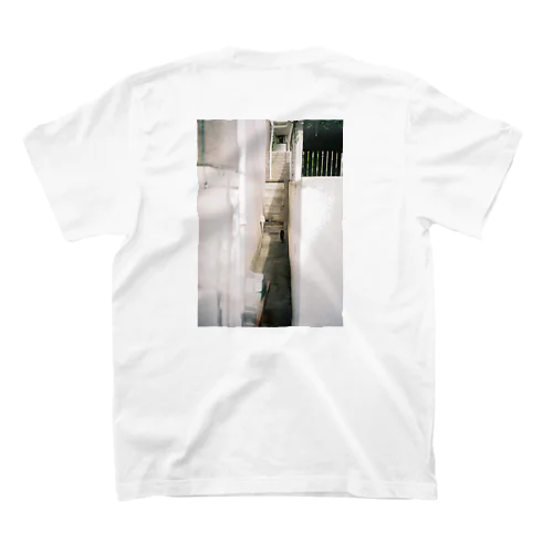 白い路地と猫 Regular Fit T-Shirt