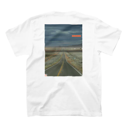 寂寞とした道路の風景 Regular Fit T-Shirt