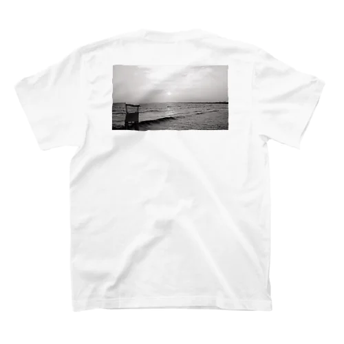 Beach on the back Black and White  スタンダードTシャツ
