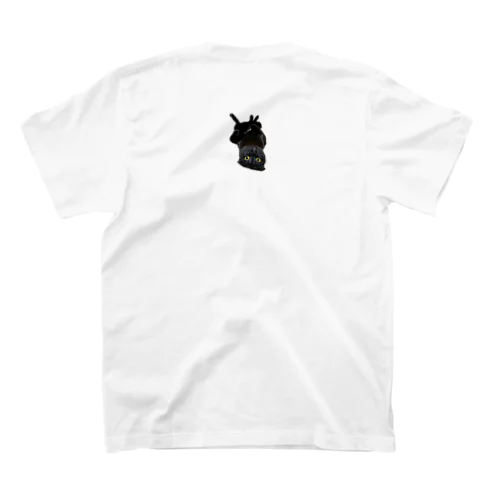 不思議な力を持つ黒猫🐾 スタンダードTシャツ