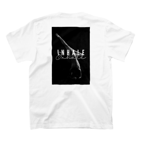 ヌードヨガアーティストyocchi 【inhale,exhale】 Regular Fit T-Shirt