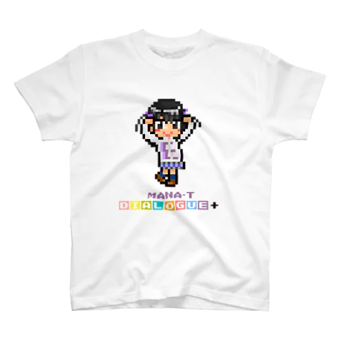 ドットDIALOGUE＋ まなてぃ推しスタンダードTシャツ(白) Regular Fit T-Shirt