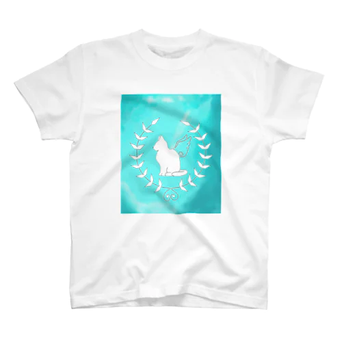 エメラルドグリーンの海と羽ねこさん Regular Fit T-Shirt