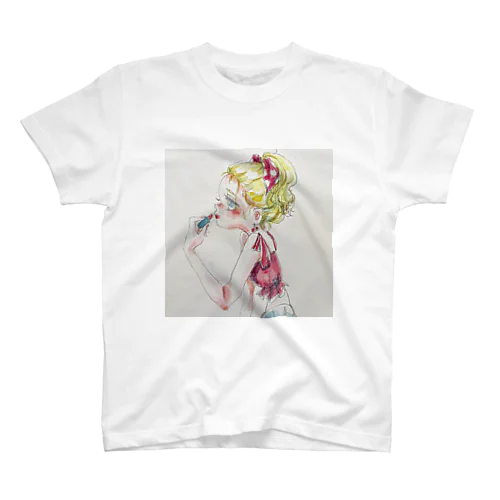 メイク中の女の子 Regular Fit T-Shirt