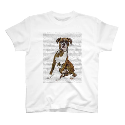 かっこいいポーズのボクサー犬 - レンガブロックの背景 Regular Fit T-Shirt