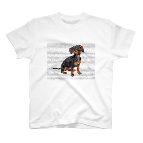 かわいいダックスフントの子犬 - レンガブロックの背景 Regular Fit T-Shirt