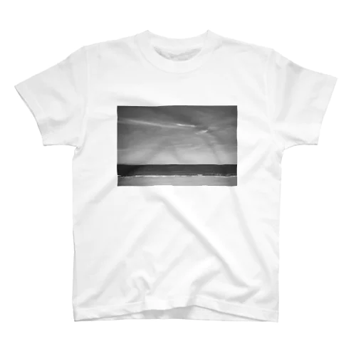 海水浴場の海と空と雲 スタンダードTシャツ