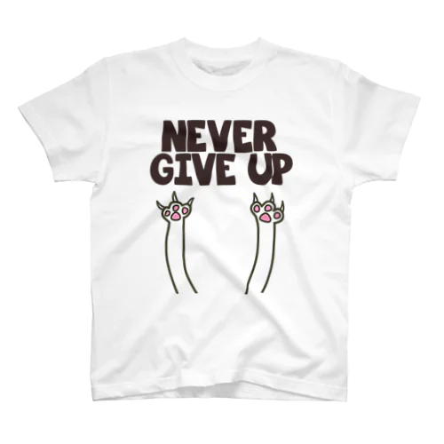 NEVER GIVE UPねこ Regular Fit T-Shirt