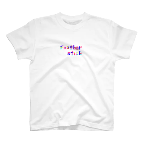 フェザースティック　文字ロゴ　 Regular Fit T-Shirt