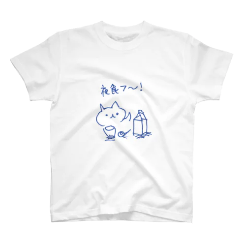 夜食をテンション高めに食べるねこ Regular Fit T-Shirt