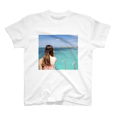女性が眺める海 티셔츠