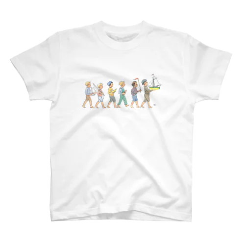 船を持って歩く子供たち by Elsa Beskow Regular Fit T-Shirt