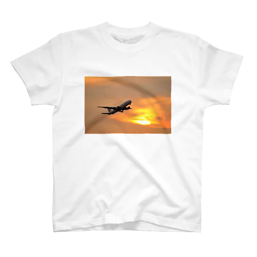 夕暮れの羽田国際空港 Regular Fit T-Shirt