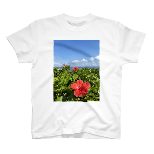 沖縄の海とハイビスカス Regular Fit T-Shirt
