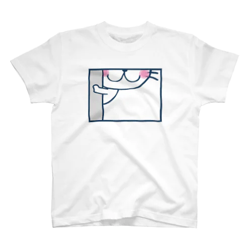 覗く猫の口元が可愛い Regular Fit T-Shirt